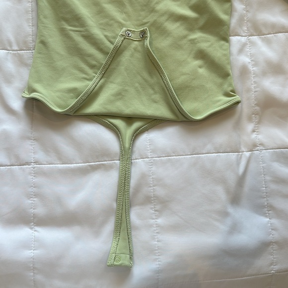 Aritzia Babaton Contour Long Sleeve Bodysuit - Picture 4 of 5